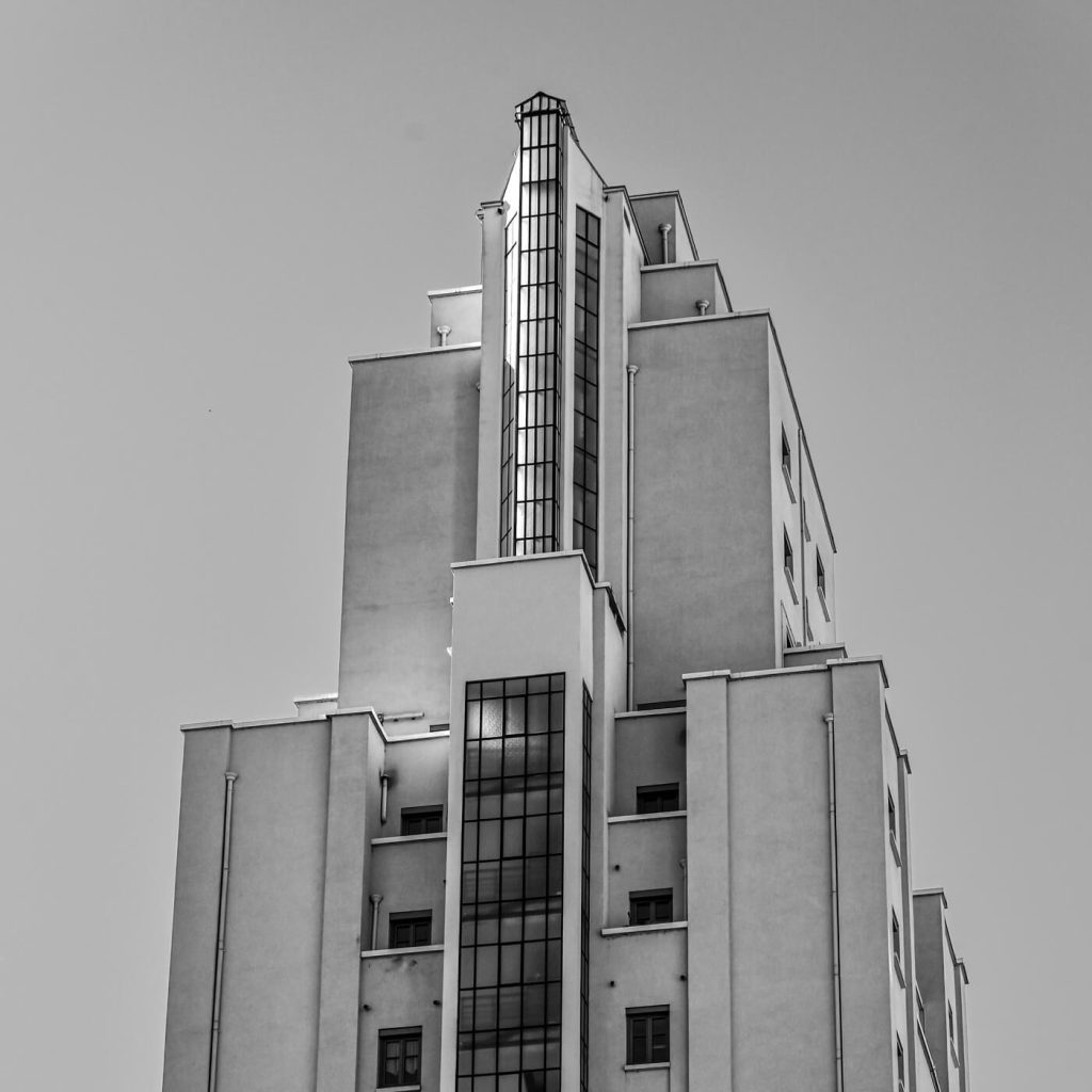 Photo en noir et blanc d'un gratte-ciel de style américain à Villeurbanne.