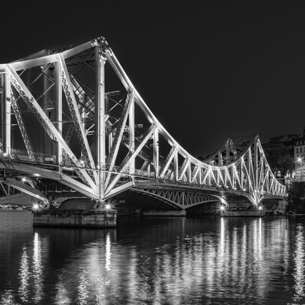 Photo en noir et blanc du pont de la Mulatière à Lyon.