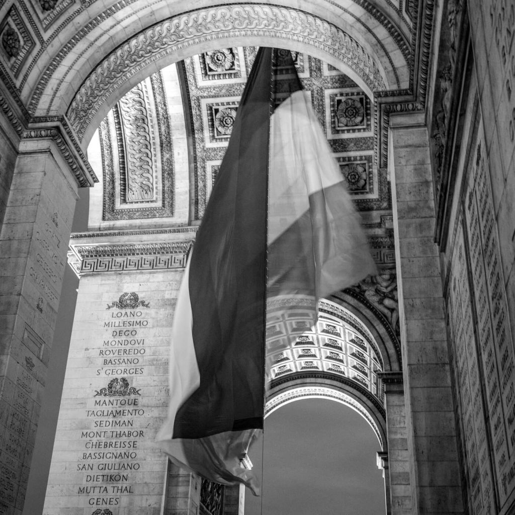Photo en noir et blanc de l'Arc de Triomphe sur la Place de l'Étoile à Paris.