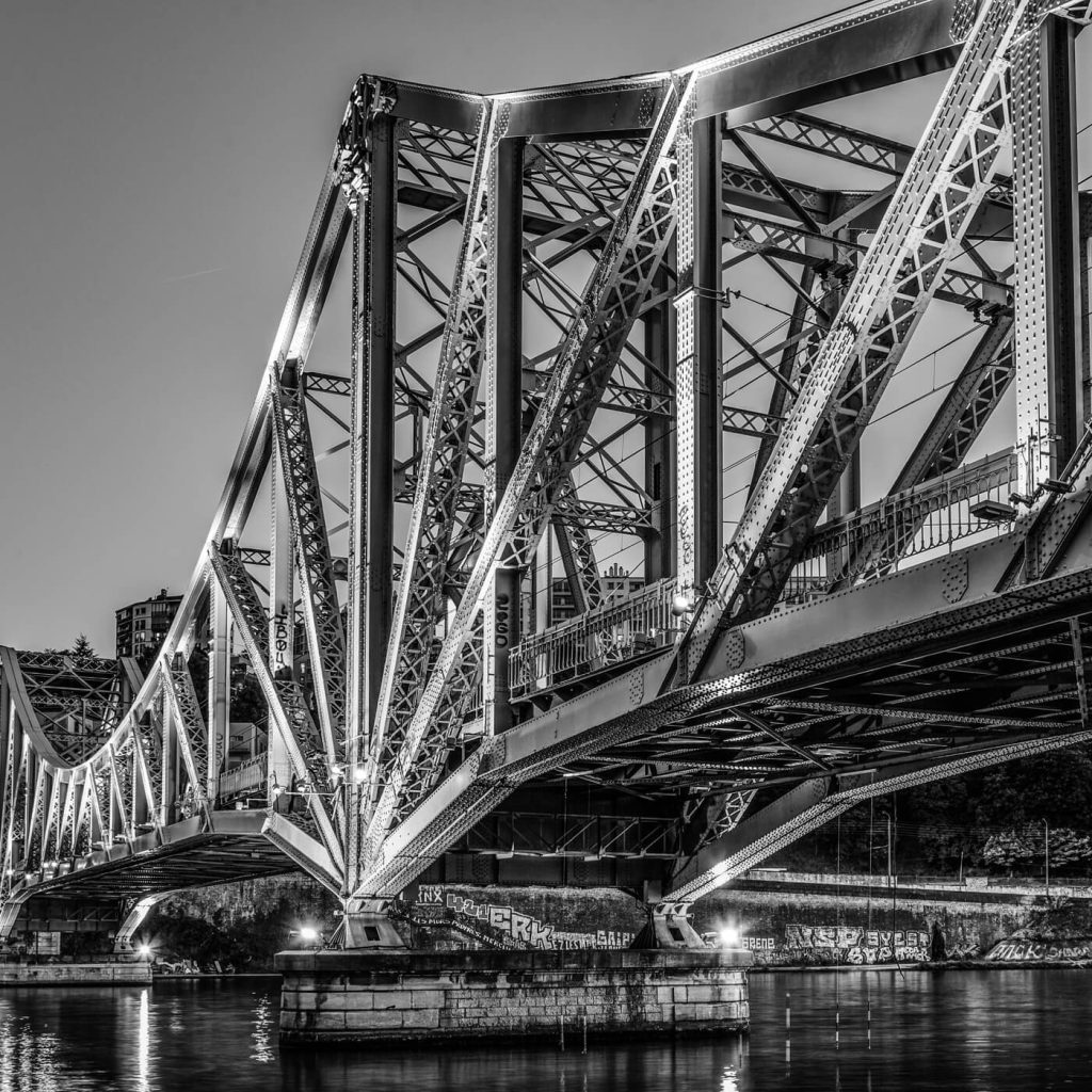Photo en noir et blanc du Pont de la Mulatière à Lyon.