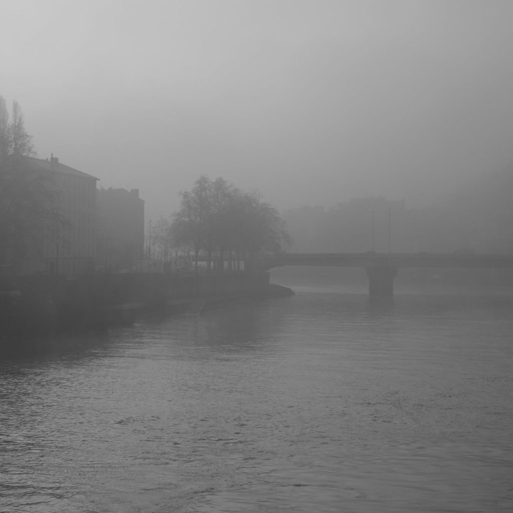 Photo en noir et blanc du bord de la Saône avec le Pont Clémenceau à Lyon.