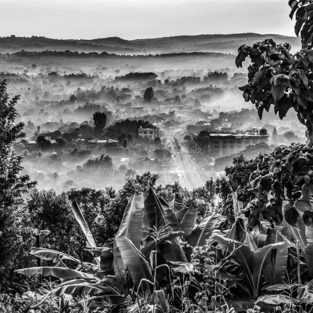 Photo en noir et blanc d'une brume se couchant en Ethiopie.