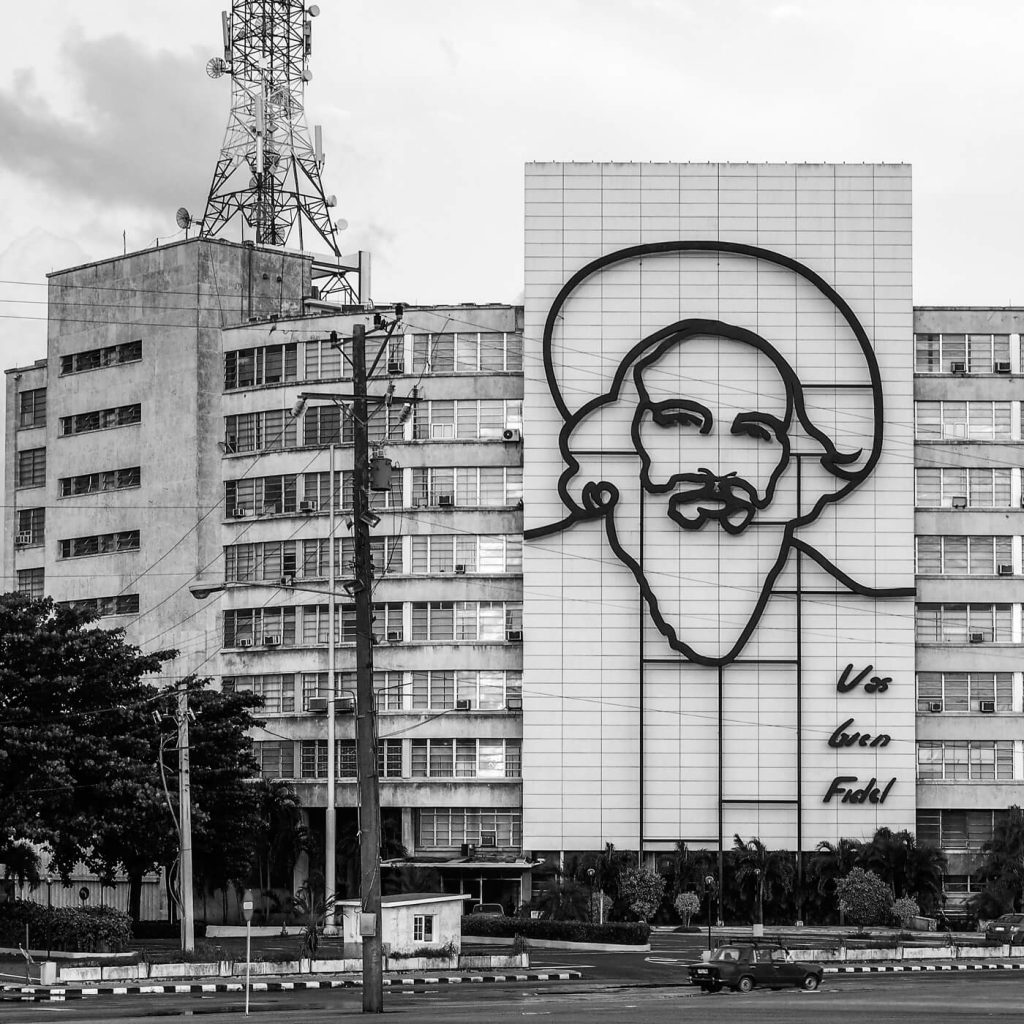 Photo en noir et blanc du bâtiment du Ministère de la Communication à La Havane, à Cuba.