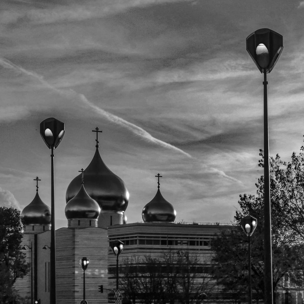 Photo en noir et blanc de la Cathédrale Orthodoxe à Paris.