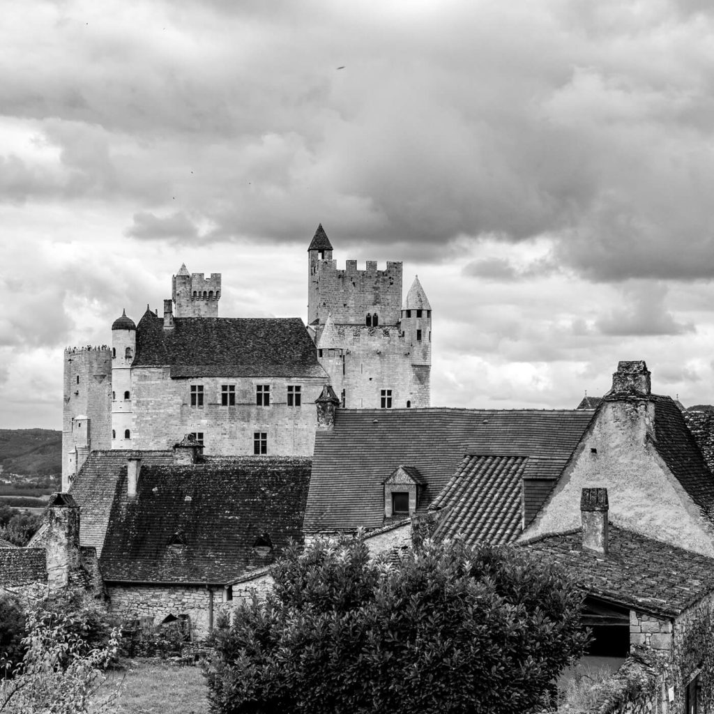 Photo en noir et blanc du château de Beynac en Dordogne, en France.