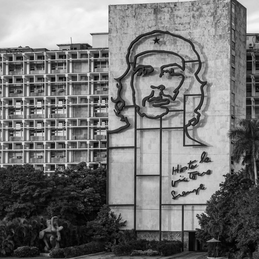 Photo en noir et blanc du bâtiment du Ministère de l'Intérieur à La Havane, à Cuba.