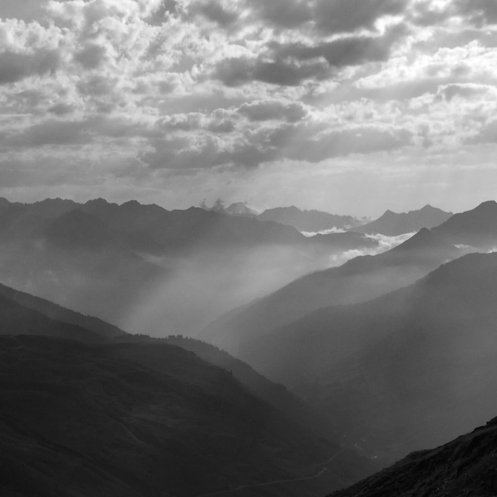 Photo en noir et blanc du Col du Tourmalet dans les Hautes-Pyrénées.