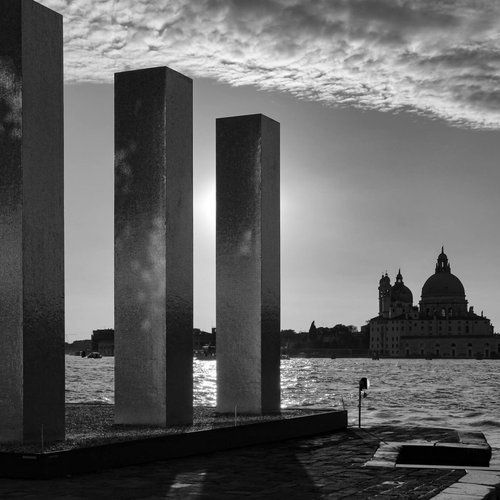 Photo en noir et blanc des colonnes dorées de Saint-Georges à Venise en Italie.