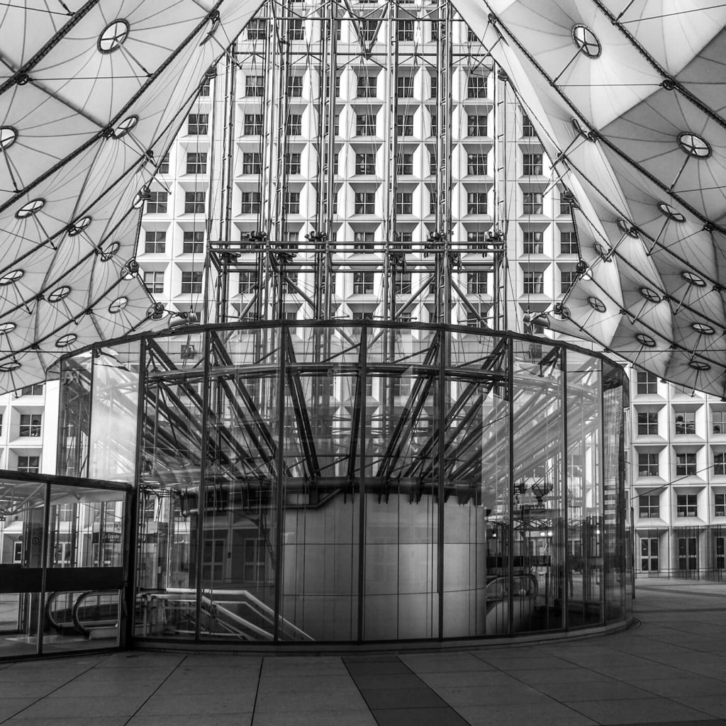 Photo en noir et blanc de la Grande Arche de la Défense à Paris.