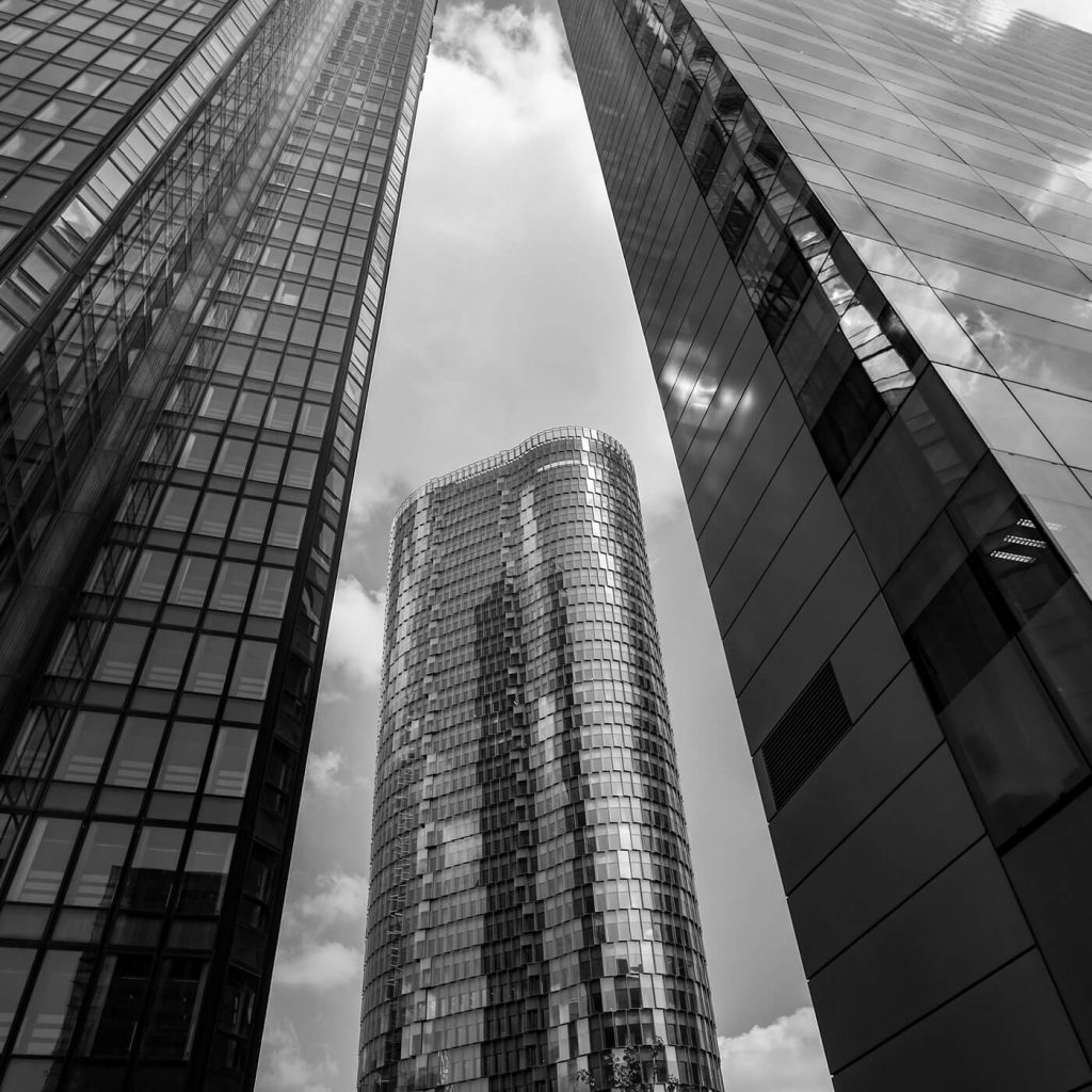 Photo en noir et blanc de La Défense à Paris.