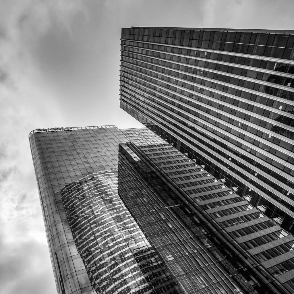 Photo en noir et blanc de La Défense à Paris.