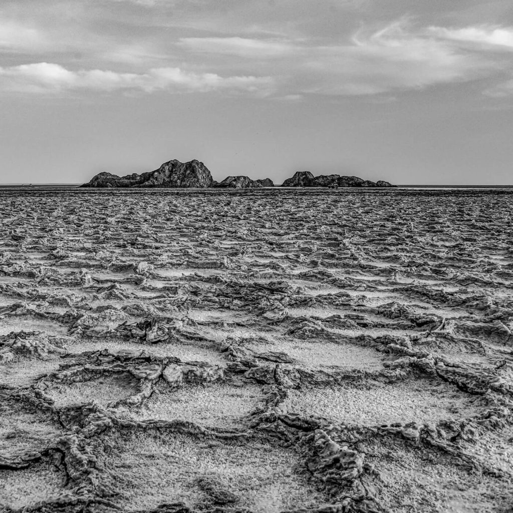 Photo en noir et blanc du désert de sel à Danakil en Ethiopie