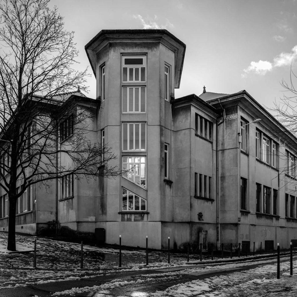 Photo en noir et blanc de l'école Condorcet à Montchat, Lyon.