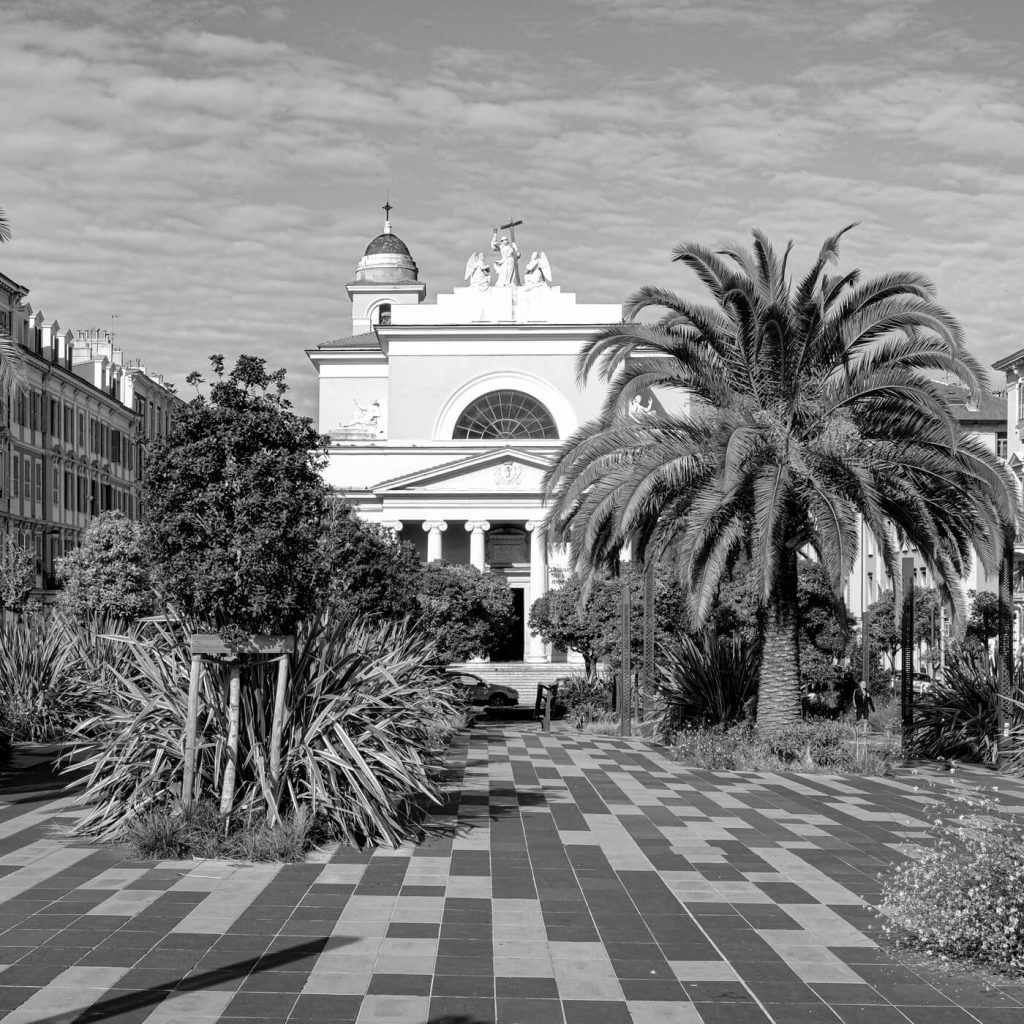 Photo en noir et blanc de l'église Saint-Jean Baptiste à Nice.
