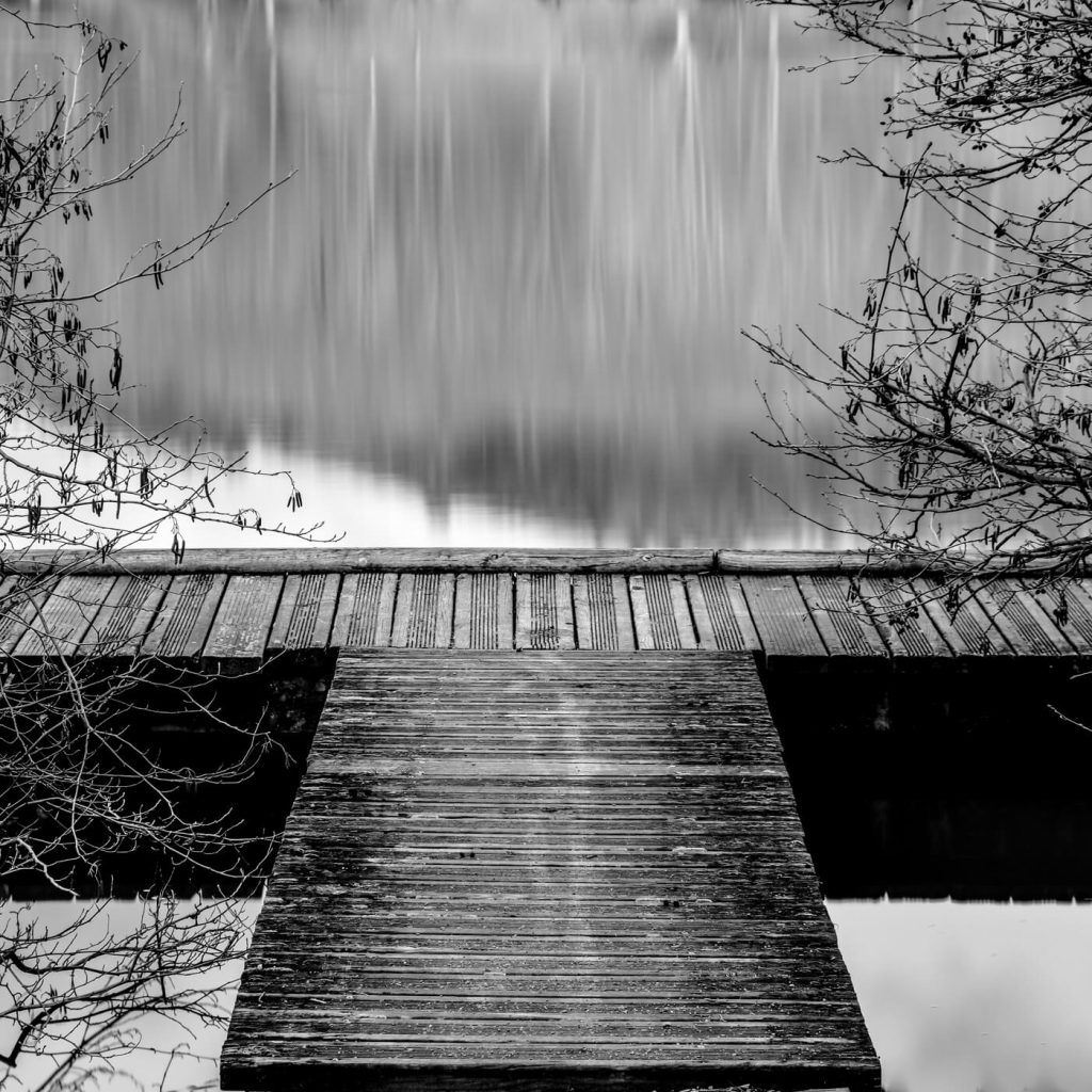 Photo en noir et blanc de l'embarcadère au Lac des Sapins, dans le Rhône.