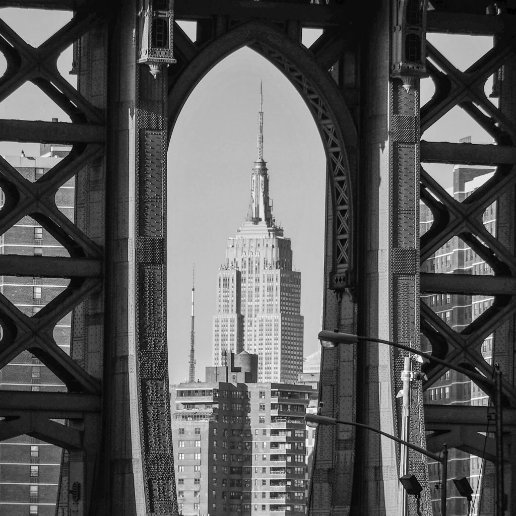 Photo en noir et blanc de l'Empire State Building à Manhattan.
