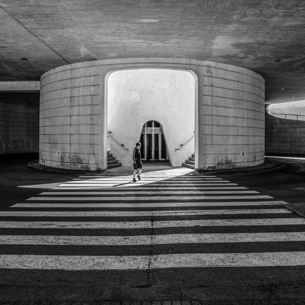 Photo en noir et blanc de l'escalier d'accès à la Cité des Arts à Valence, en Espagne.