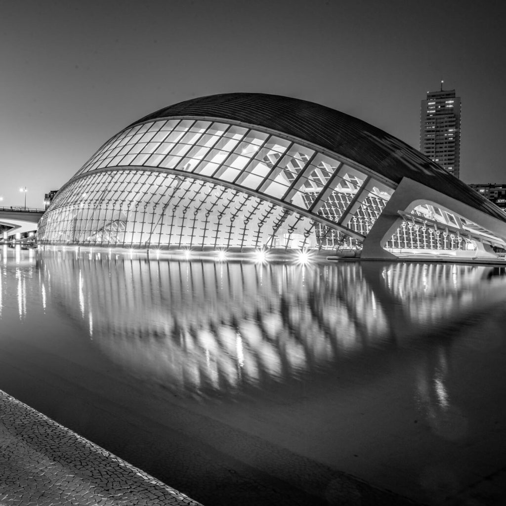 Photo en noir et blanc de l'Hemisfèric de nuit à la Cité des Arts à Valence en Espagne.