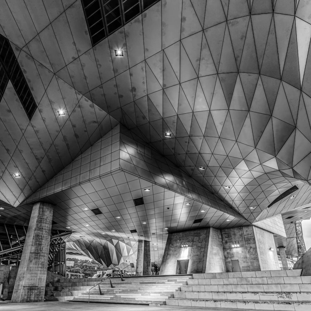 Photo en noir et blanc du Musée des Confluences à Lyon.