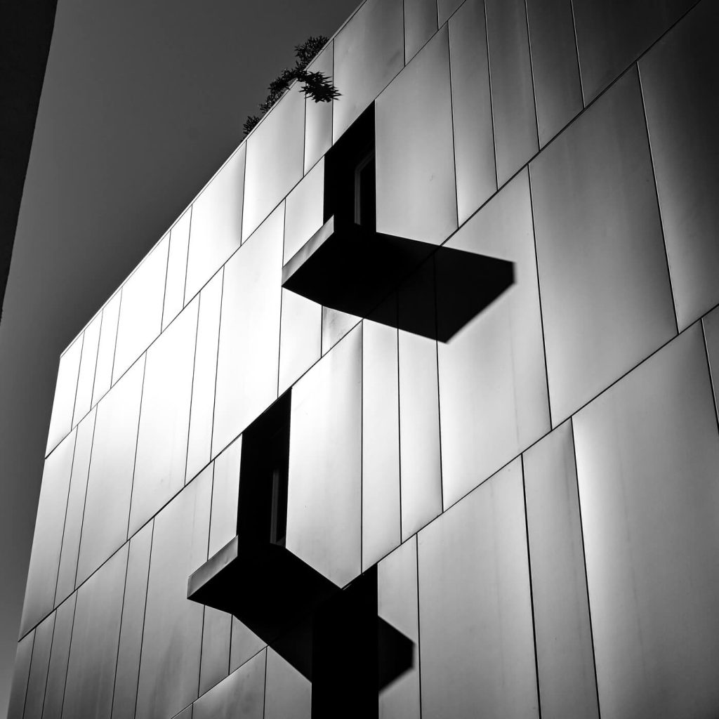 Photo en noir et blanc de la Face Nord du quartier de Mermoz à Lyon.