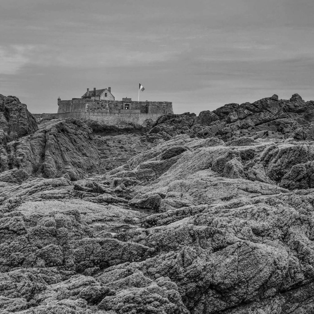 Photo en noir et blanc du Fort National à Saint-Malo, en France.