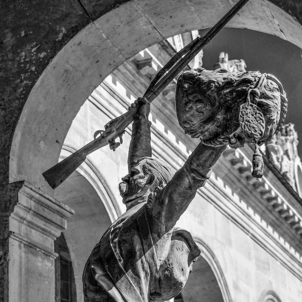 Photo en noir et blanc de la statue du Grognard de l'Empereur à Paris.