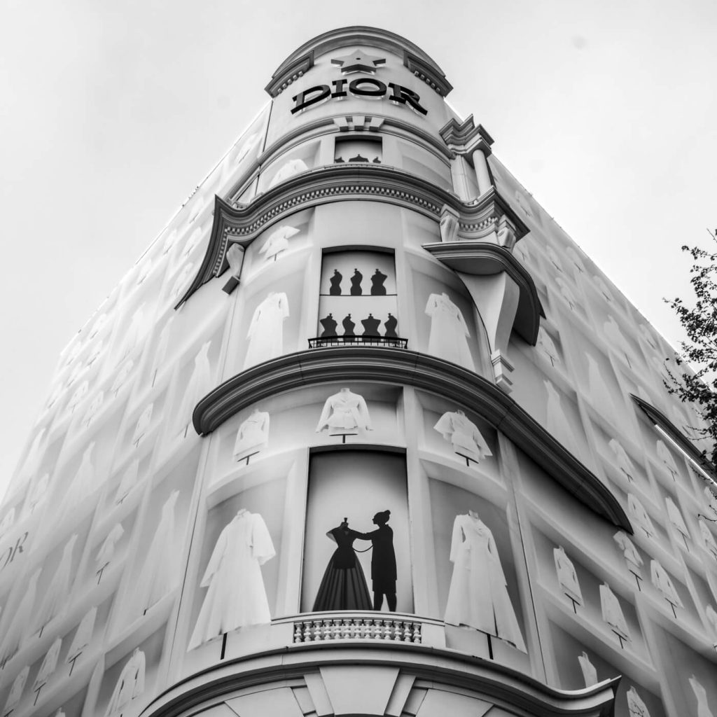 Photo en noir et blanc de l'Immeuble Dior sur les Champs-Élysées à Paris.
