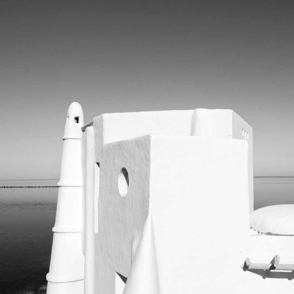Photo en noir et blanc d'un îlot El Bibane en Tunisie.