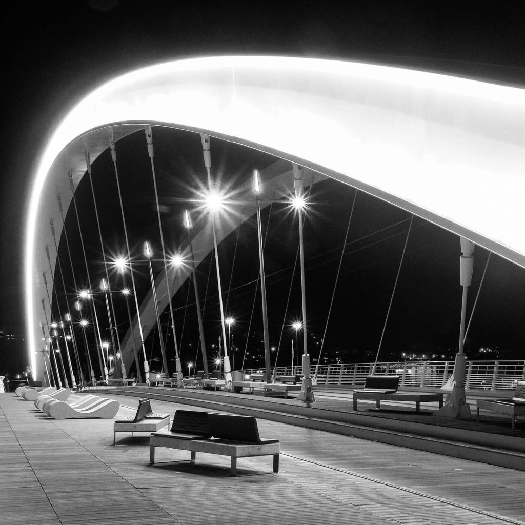 Photo en noir et blanc du pont Raymond Barre à Lyon.