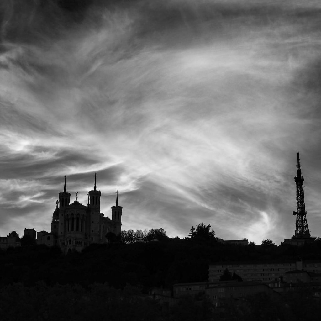 Photo en noir et blanc des collines de Fourvière à Lyon.