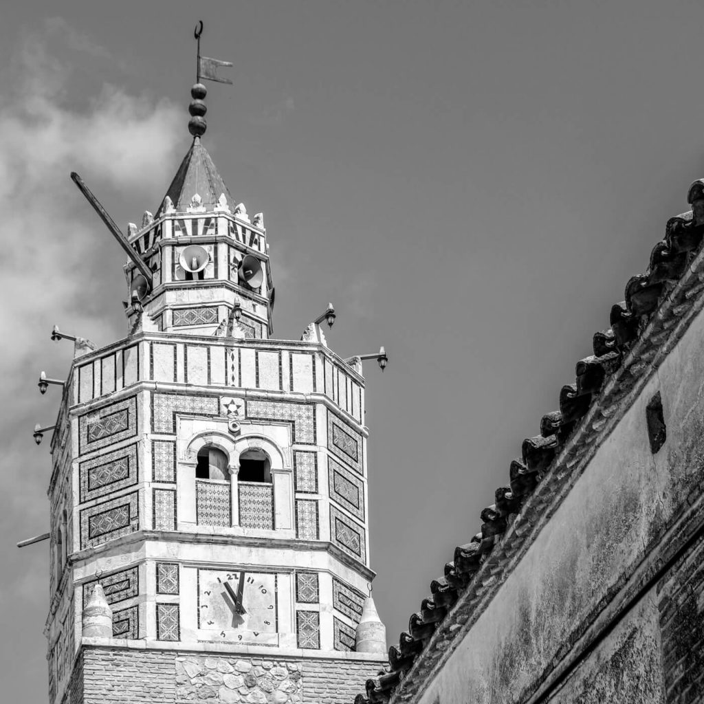 Photo en noir et blanc de l'horloge andalouse de la mosquée de Testour en Tunisie.