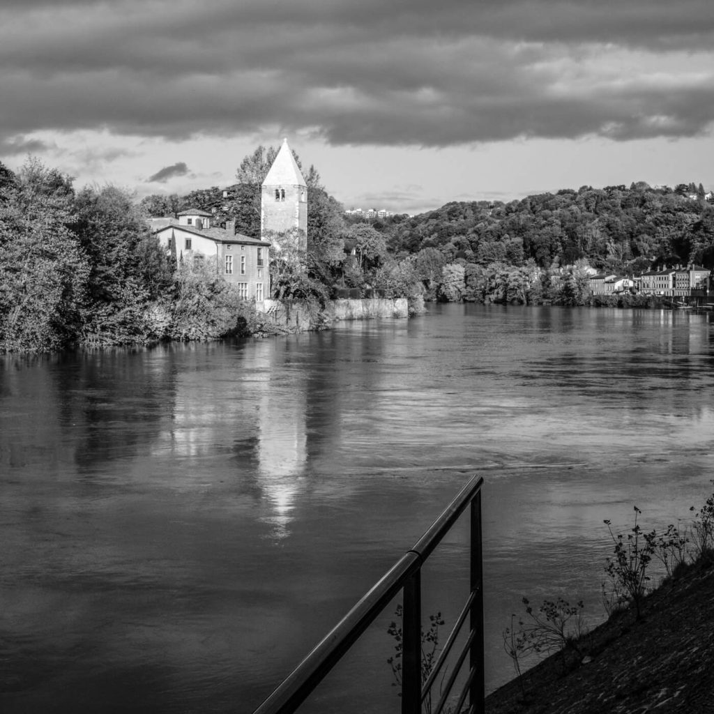 Photo en noir et blanc de l'Île de Barbe sur la Saône à Lyon.