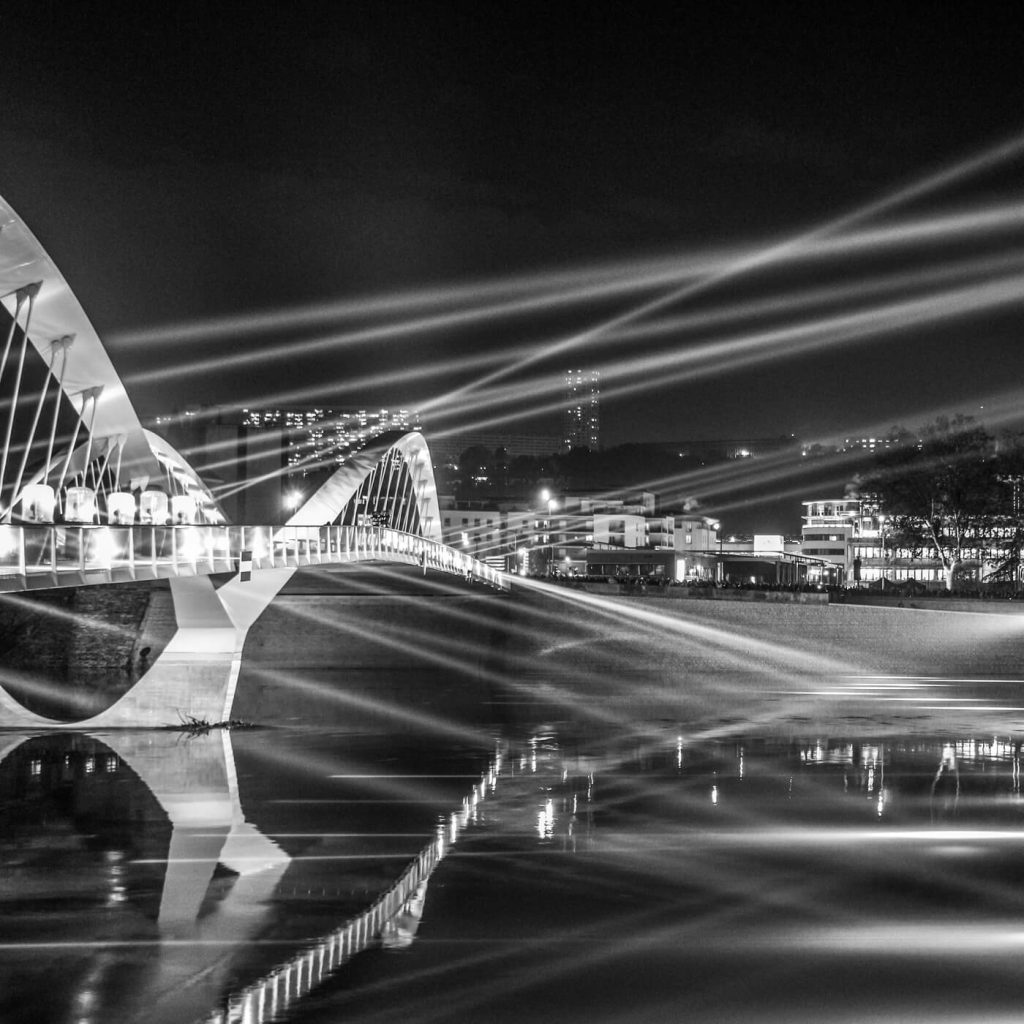 Photo en noir et blanc d'une inauguration se passant sur le Pont Robert Schuman à Lyon.