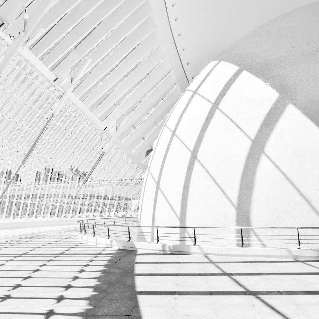 Photo en noir et blanc de l'intérieur de l'Hemisfèric à la Cité des Arts à Valence, en Espagne.