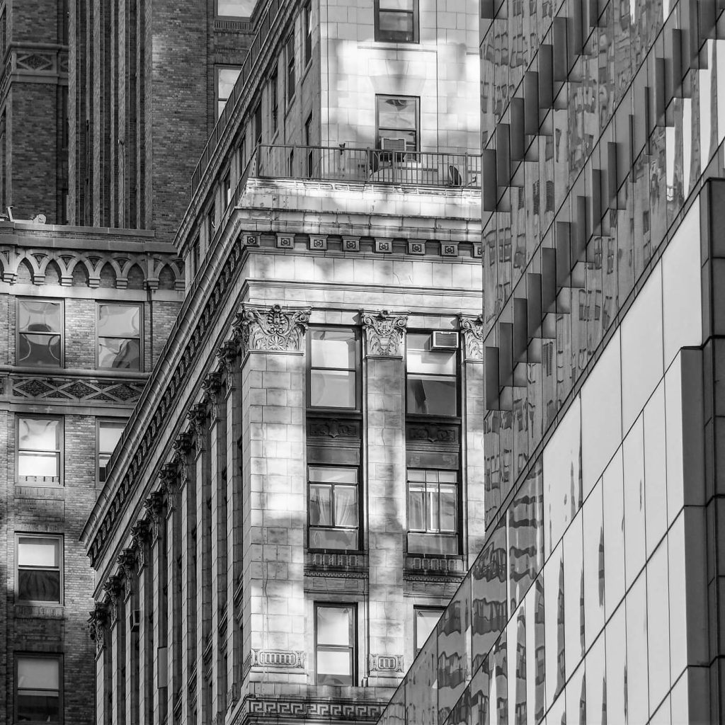 Photo en noir et blanc du jeu de façades à Manhattan, à New York City.