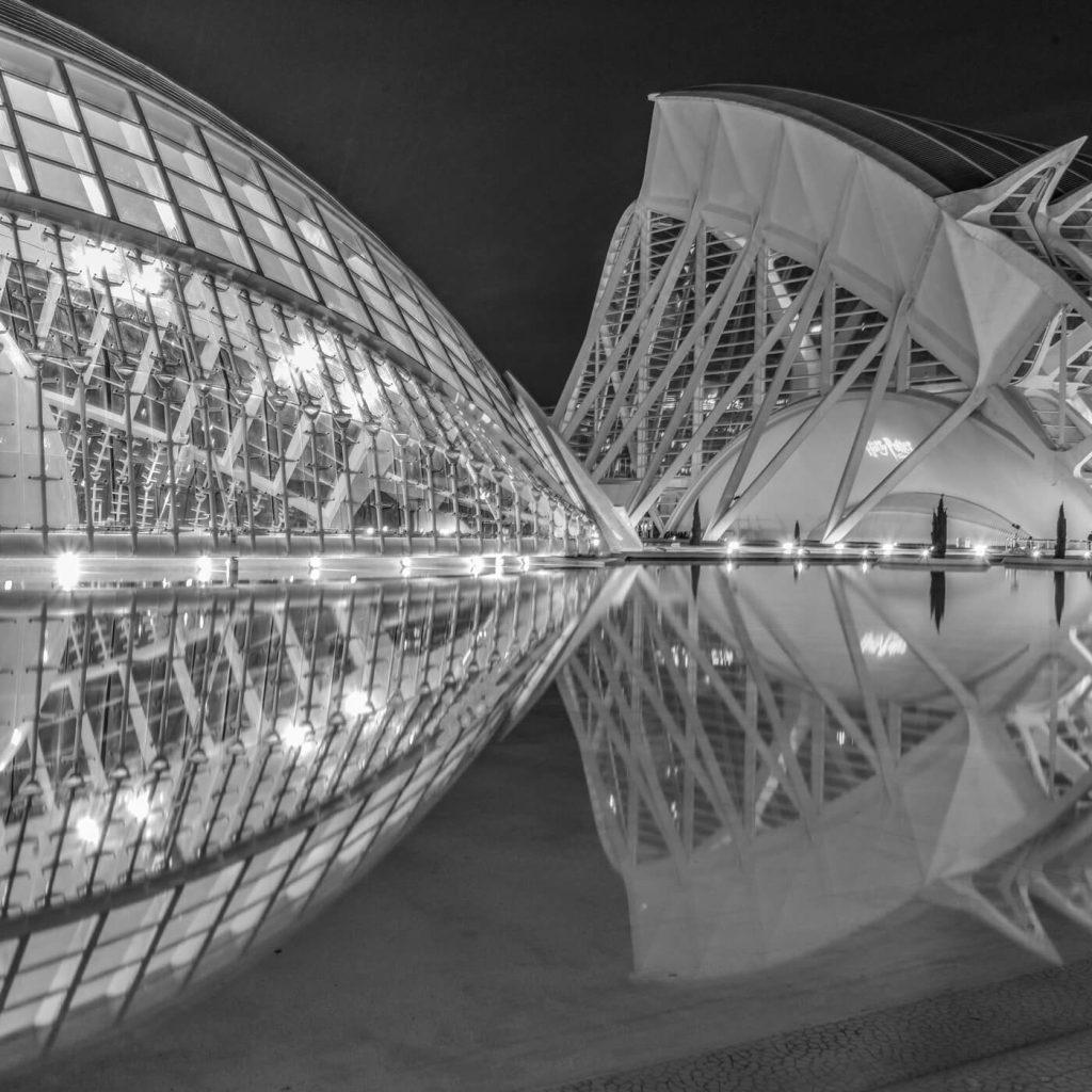 Photo en noir et blanc de l'Hemisfèric et du Palais des Sciences à Valence en Espagne.