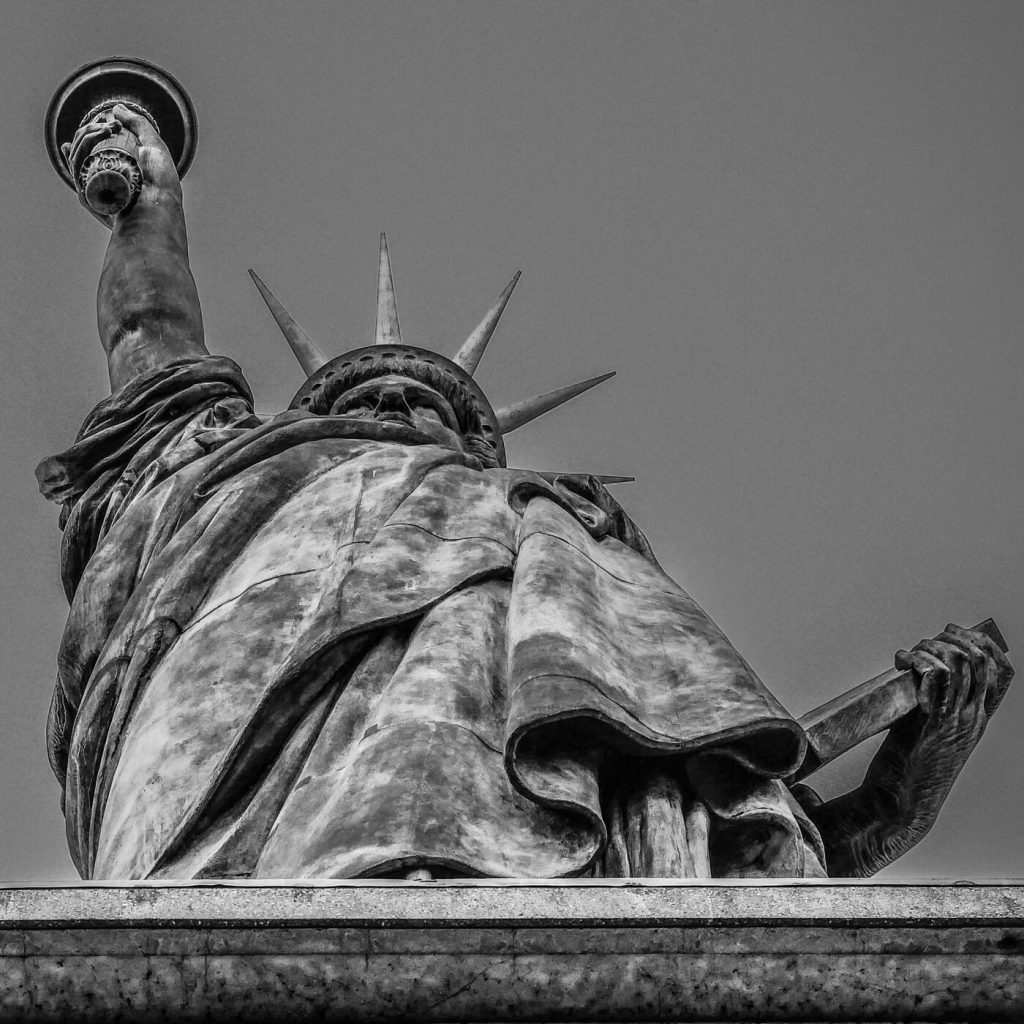 Photo en noir et blanc de la Statue de la Liberté vue de dessous sur l'île aux Cygnes à Paris.