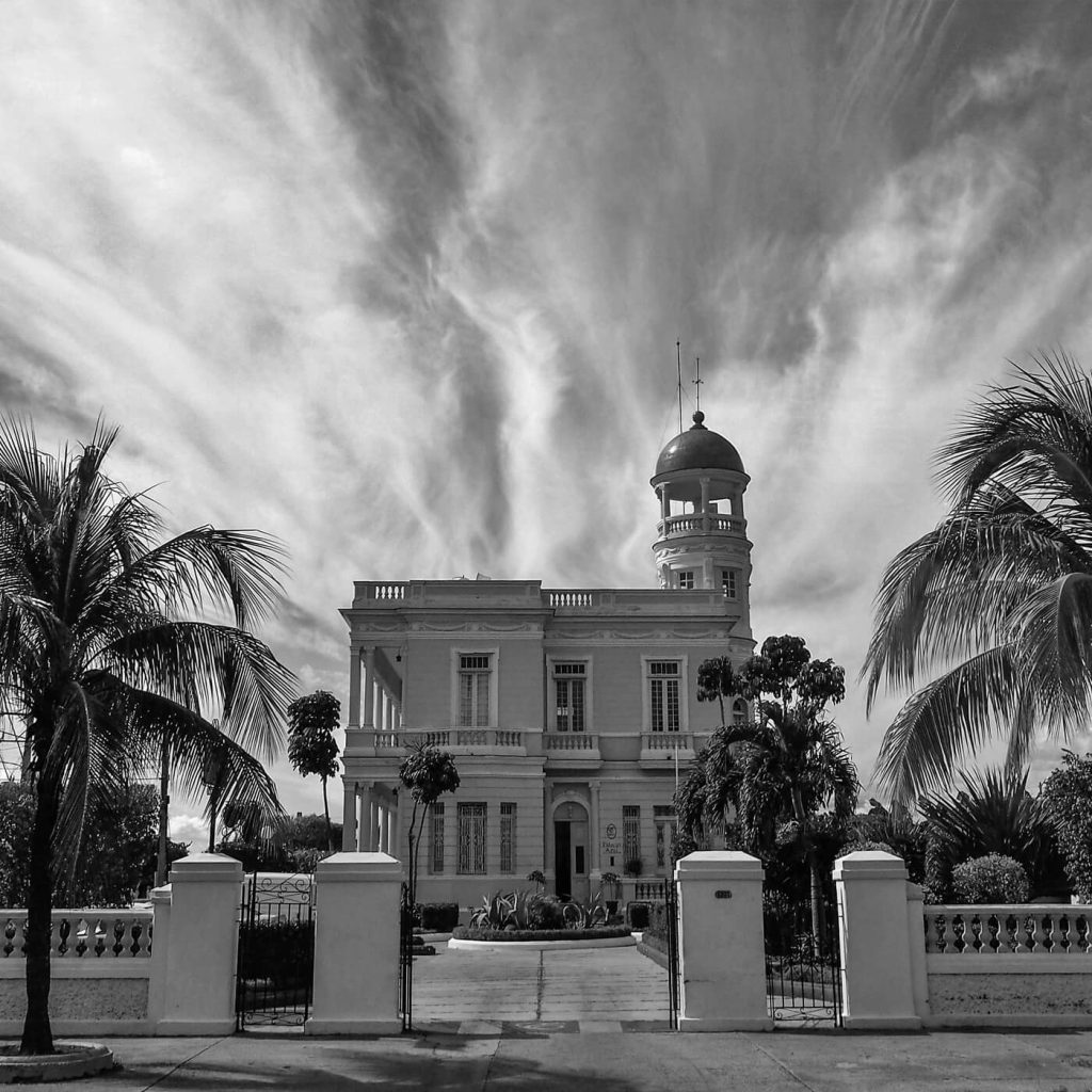 Photo en noir et blanc de la Maison Bleue à Cienfuegos, à Cuba.