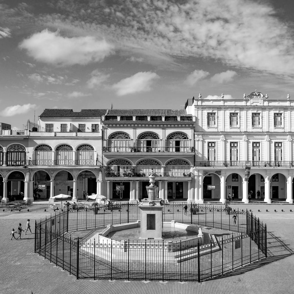 Photo en noir et blanc de la Vieille Place à La Havane, à Cuba.
