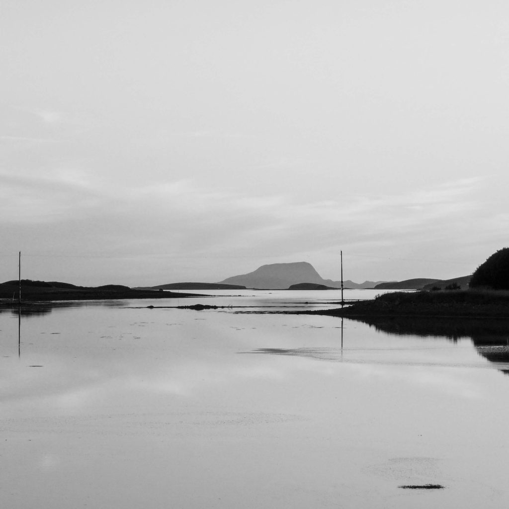 Photo en noir et blanc du Lac Miroir dans le Connemara en Irlande.