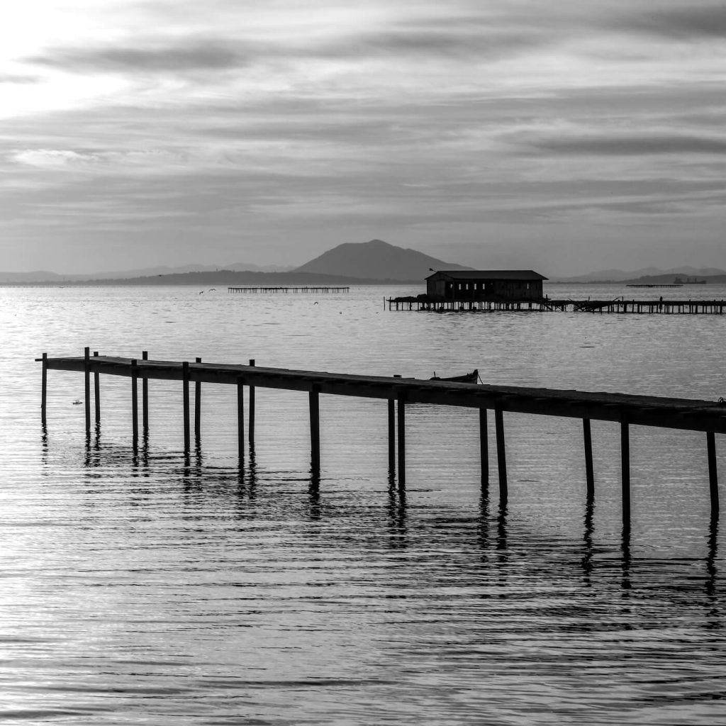 Photo en noir et blanc du lac de Bizerte en Tunisie.