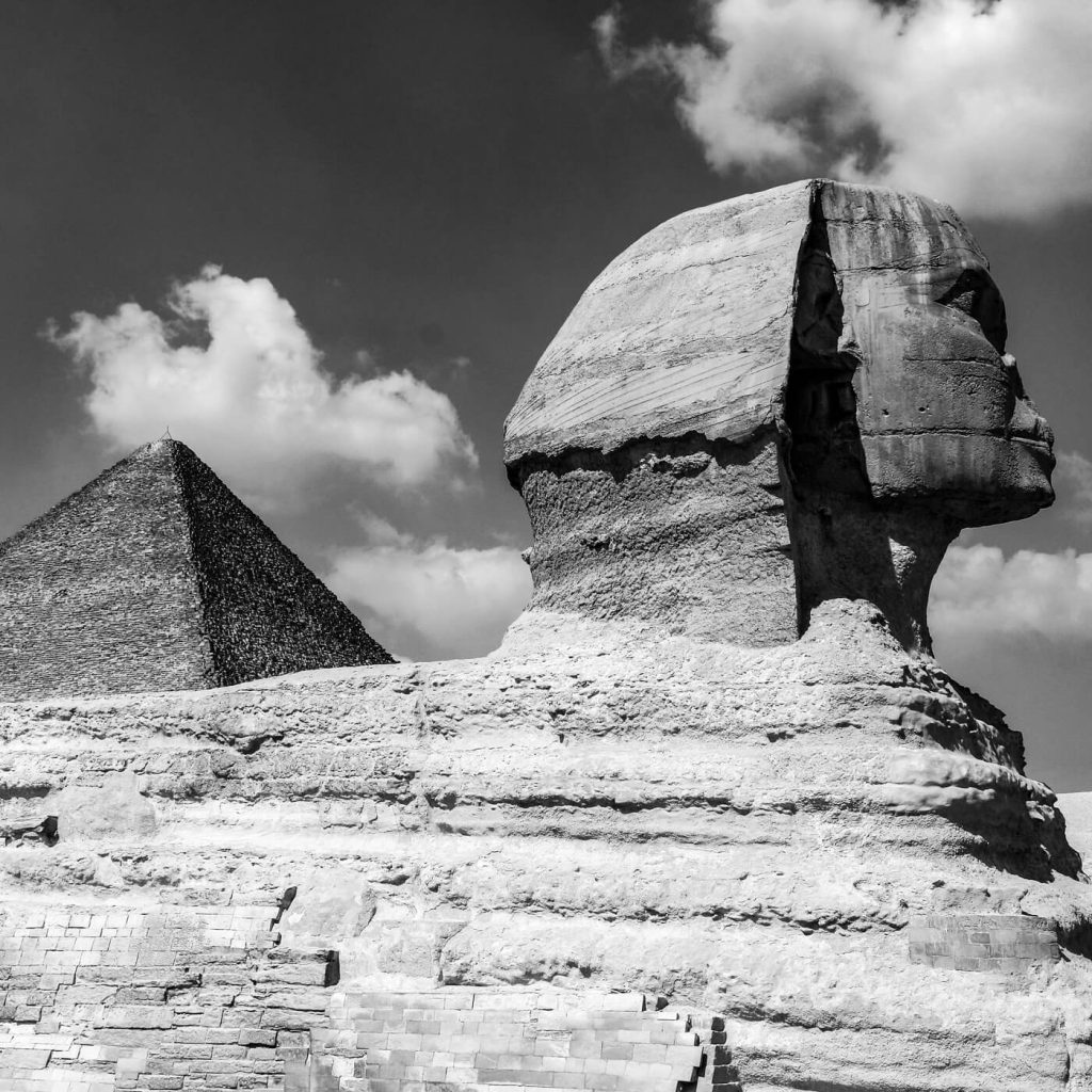 Photo en noir et blanc du Sphinx et de la Pyramide de Giseh en Égypte.