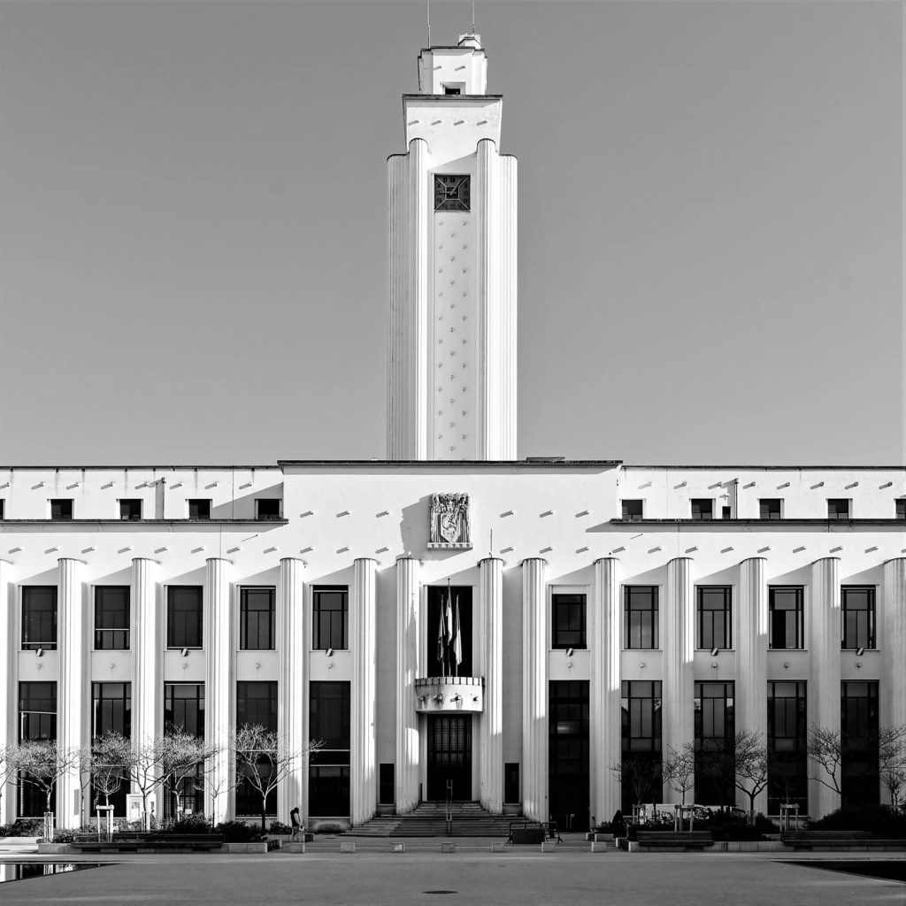 Photo en noir et blanc de la Mairie de Villeurbanne.