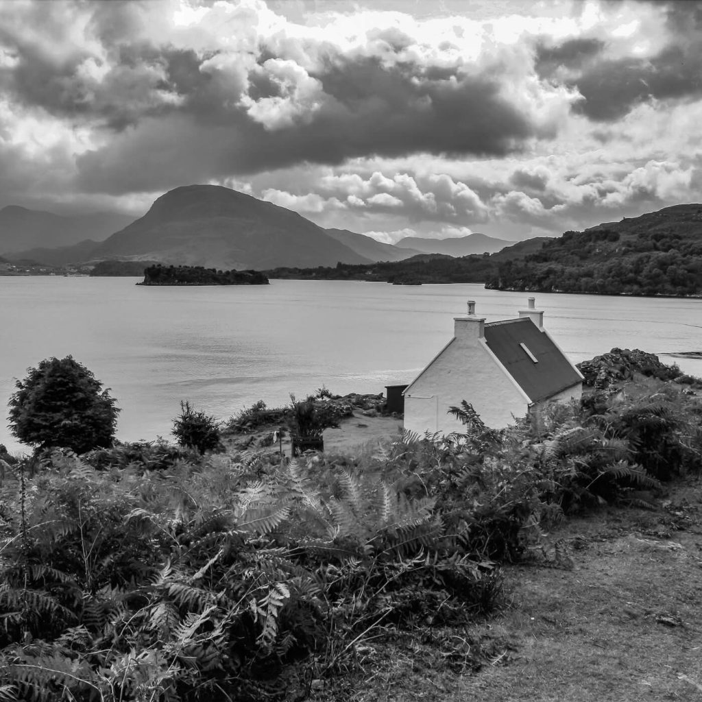 Photo en noir et blanc d'une maison blanche dans le Connemara, en Irlande.