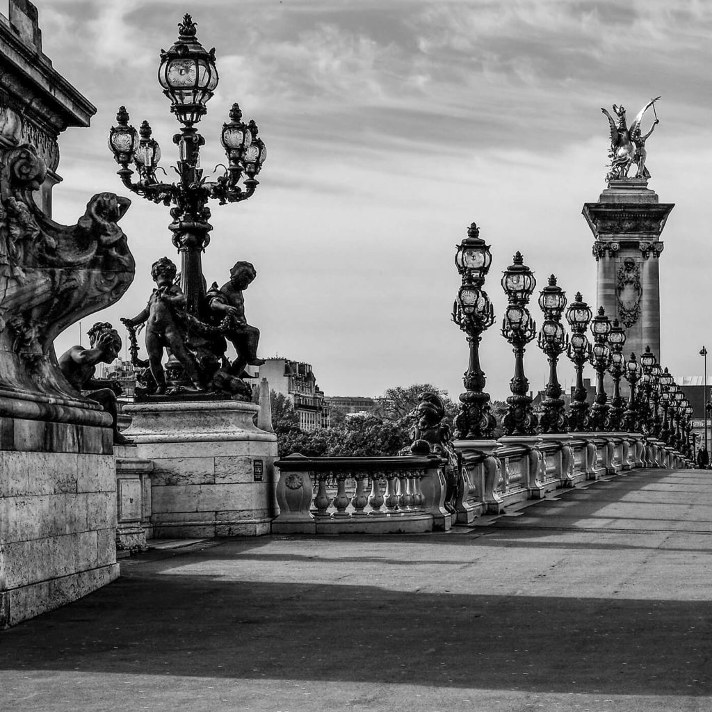 Photo en noir et blanc du pont Alexandre III à Paris.
