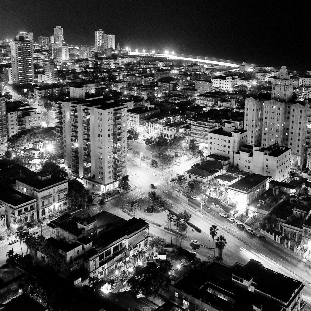 Photo en noir et blanc du Malecon de nuit à La Havane à Cuba.