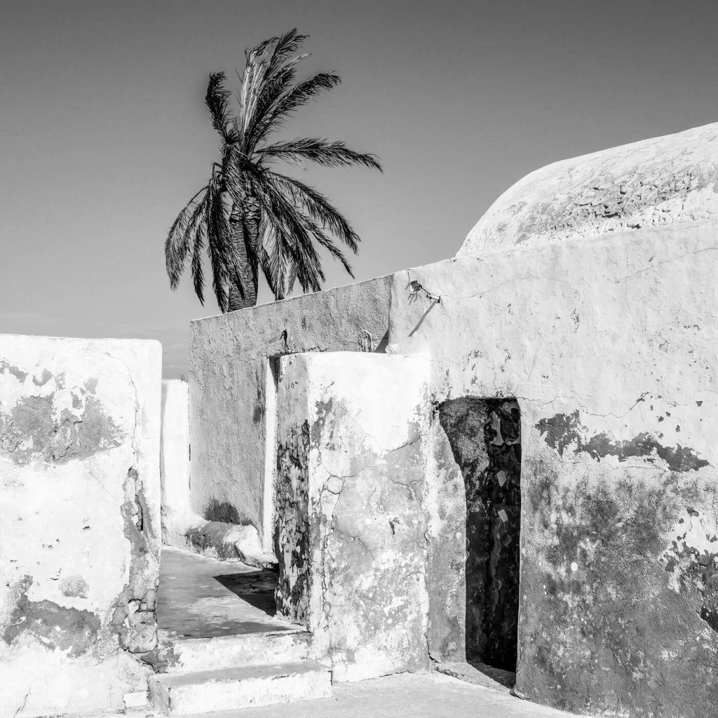 Photo en noir et blanc d'un mausolée sur l'îlot El Bibane à Jderia, en Tunisie.