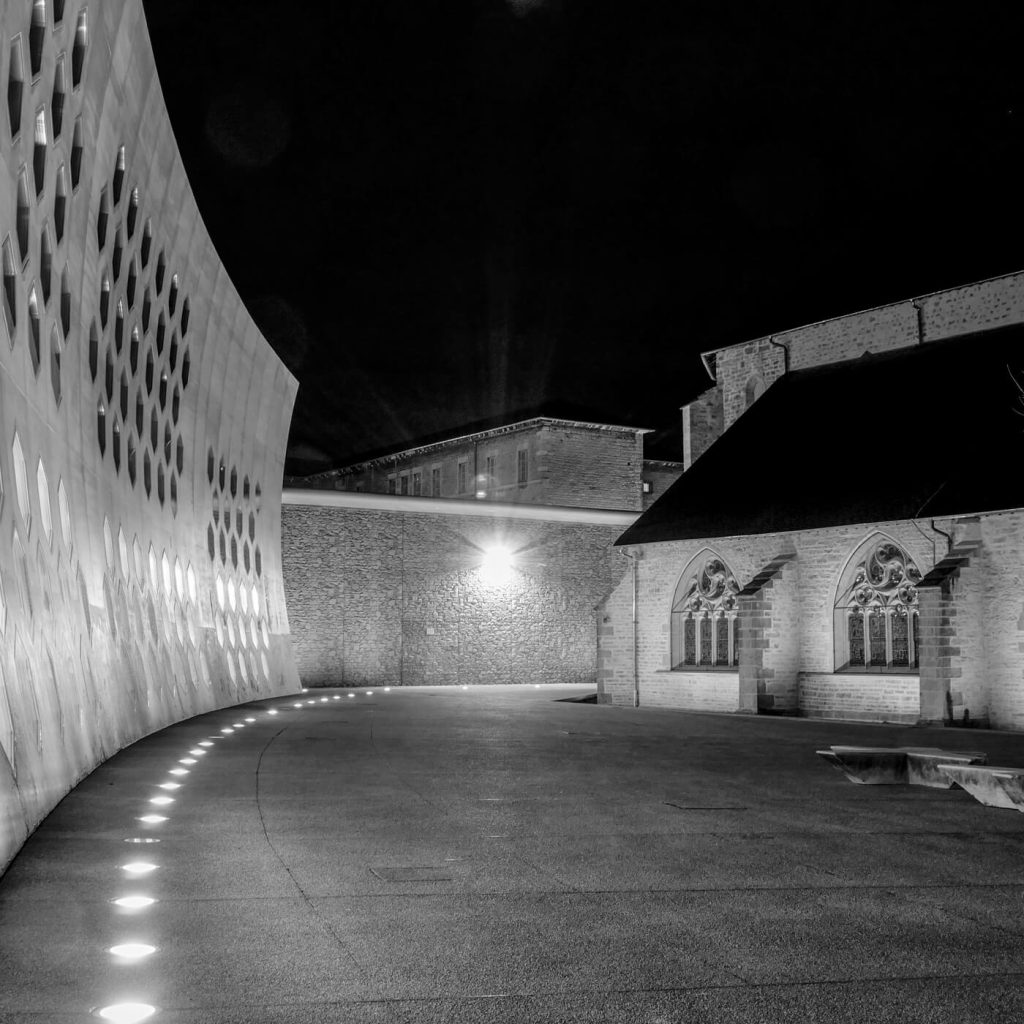 Photo en noir et blanc de la médiathèque, de la prison et de l'église à Lons-le-Saunier dans le Jura en France.