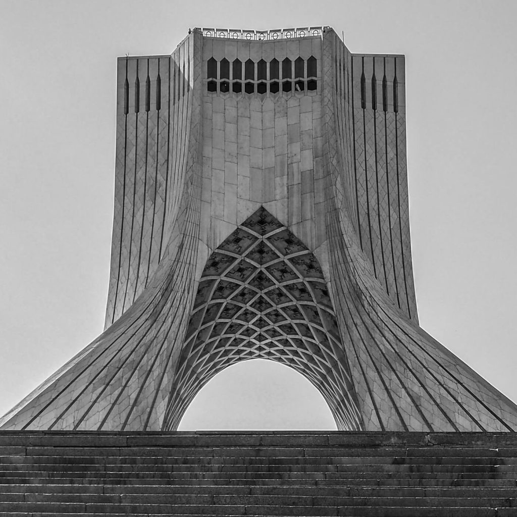 D'accord, voici la correction : Photo en noir et blanc du Mémorial des Rois à Téhéran, en Iran.