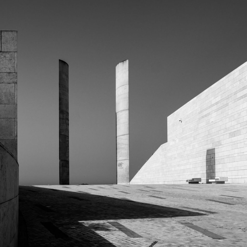 Photo en noir et blanc des monolithes et des fondations de la Fondation Champalimaud à Belém, au Portugal.